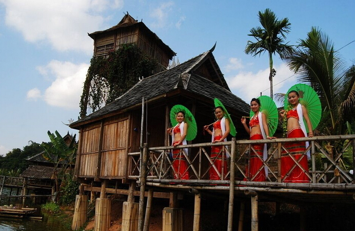 1591755271496838.jpg 傣族村寨.jpg